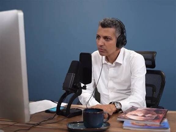 «دیدی نمی‌شود!»؛ پیامی که افکار عمومی از شقیقه‌های سفید و چشم‌های اشکبار عادل فردوسی‌پور گرفت/ مشکل این است که با انسان‌های خاکستری کنار نمی‌آییم