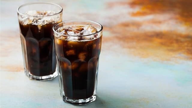 به این دلایل باید نوشابه‌های سیاه را کنار بگذارید