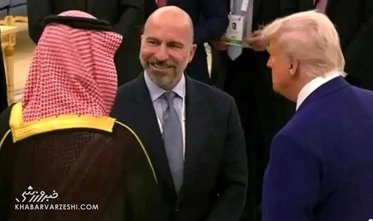 دوست و شریک ایرانی دونالد ترامپ، تماشاگر ویژه بازی ایران با پیراهن تیم ملی +عکس