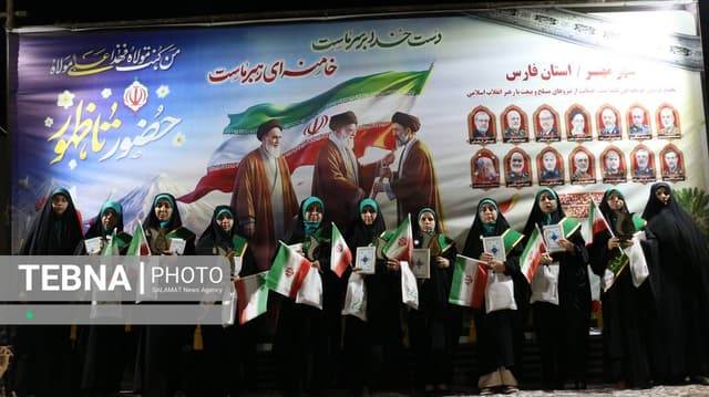 تجلیل از ۱۰ بانوی حافظ کل قرآن کریم در صد و سومین شب تجمعات ولایی شهرستان مُهر / عکاس زهرا صالحی