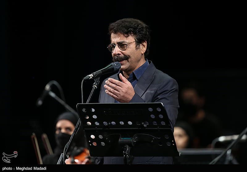 ببینید| علیرضا افتخاری برای رهبر شهید خواند