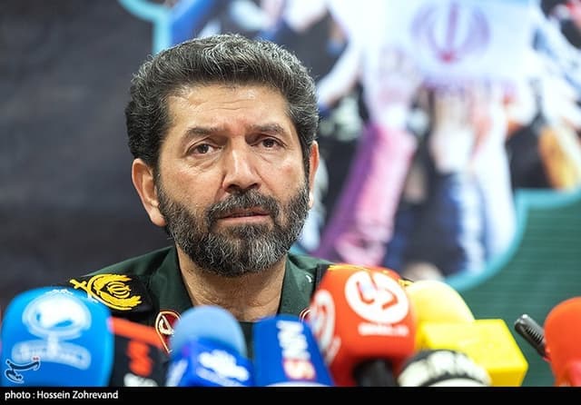ببینید| آماده‌سازی خودرو حمل پیکر قائد شهید به شکل ضریح امام رضا(ع)