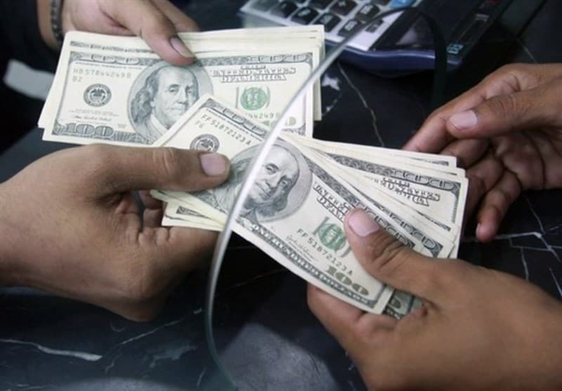فروش 1000 دلار ارز سهمیه‌ای در شعب ملت و تجارت با نرخ حاشیه بازار