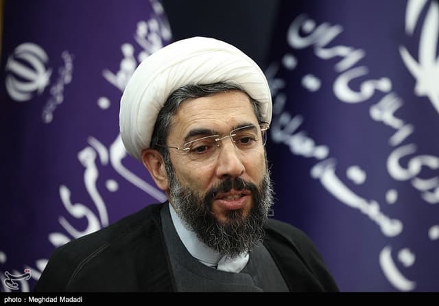 اساتید دانشگاه با تبیین حمایت از تولید داخل به کارگر ایرانی کمک کنند