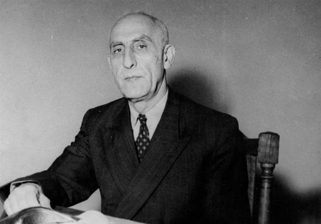 انتقال اسناد محمد مصدق به آرشیو ملی
