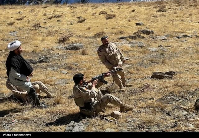 کشف 3 بمب انفجاری و 667کیلو مواد مخدر توسط مرزبانی
