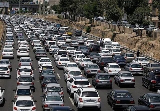 ترافیک سنگین در محورهای منتهی به تهران/ بارش باران در برخی جاده‌ها