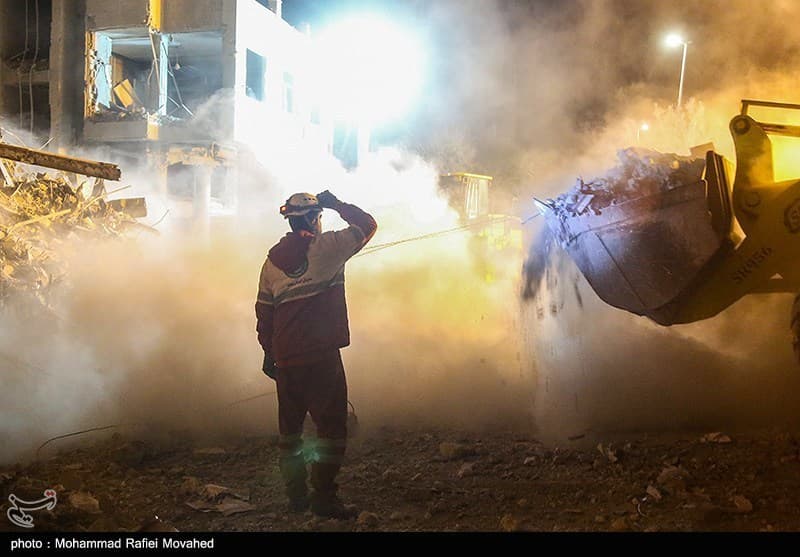 خاطره امدادگران هلال احمر از نجات یک مادر از زیر آوارجنگ