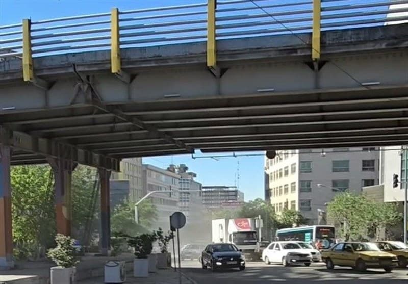 ببینید| خاک خوری صبحگاهی زیر پل کریم‌ خان تهران
