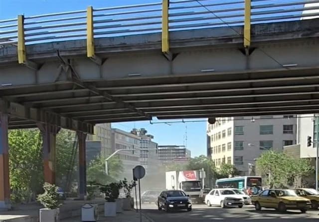 ببینید| خاک خوری صبحگاهی زیر پل کریم‌ خان تهران