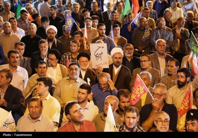 شکست دشمن در سه جنگ تحمیلی با ایستادگی ملت به‌دست آمده است