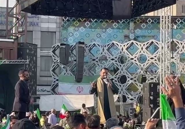 ببینید| اجرای سرود «علی‌شیرخدا» توسط خواننده پاکستانی در جشن غدیر