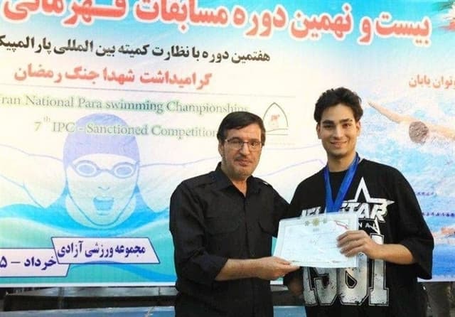 اهدای نشان مسابقات پاراشنا به شناگر جانباز جنگ تحمیلی سوم