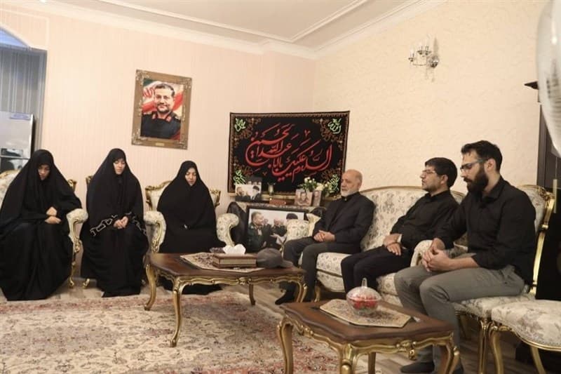 سرلشکر عبداللهی با خانواده شهید سلیمانی دیدار کرد