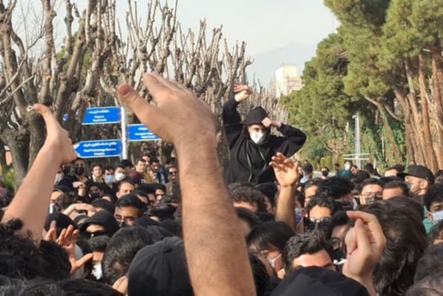 احکام اخراج 6 دانشجوی هتاک دانشگاه شریف صادر شد