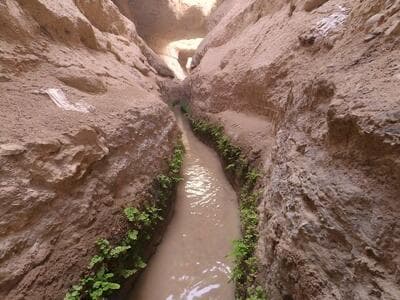 جنگ زنانه در کویر  | زنان کارآفرین روستای سعادت‌ آباد در مسیر احیای قنات قدم گذاشته‌ اند + فیلم