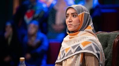 ۳۰ سال آموزش حفظ محیط زیست؛ معلمی که با دانش‌آموزانش درب بطری جمع کرد تا برای معلولان ویلچر بسازد