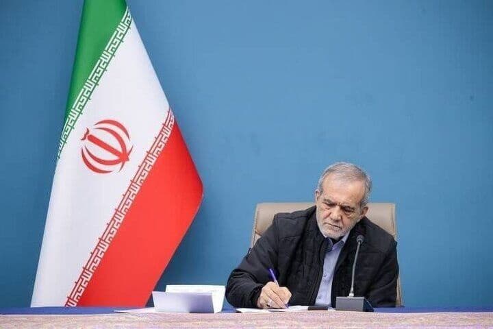 پزشکیان: شگفتی‌های میدان دفاع از کشور را مدیون درس ایران‌دوستی معلمان هستیم