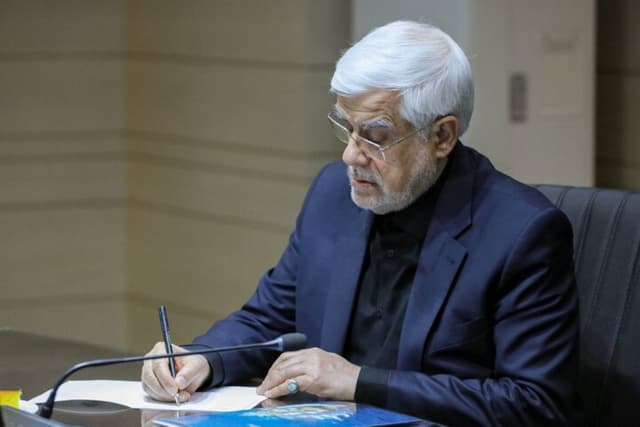 عارف: درخشش دانشجویان ایرانی پیام‌آور امید برای آینده کشور است