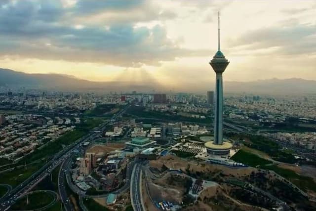 پیش‌بینی هوای تهران؛ کاهش نسبی دما و رگبار در ارتفاعات