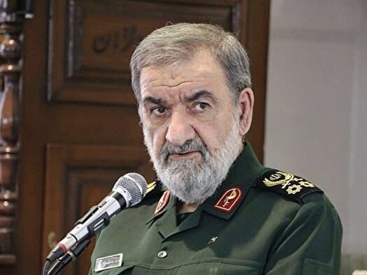 سرلشکر رضایی: هگست ارتش آمریکا را گرفتار کرده است
