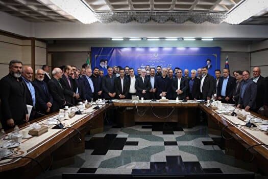 حضور سرزده رئیس جمهور در نشست اصناف و بازاریان