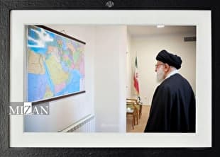 انتشار تصویری از شهید خامنه‌ای رضوان‌الله‌علیه در دفتر کار امور نظامی فرماندهی کل قوا هنگام مشاهده نقشه