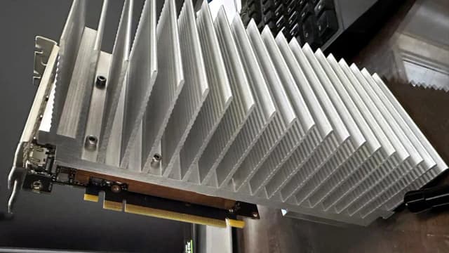 کارت گرافیک RTX 4060 بدون فن هم کار می‌کند؛ فقط یک هیت‌سینک 2.5 کیلویی لازم دارید!