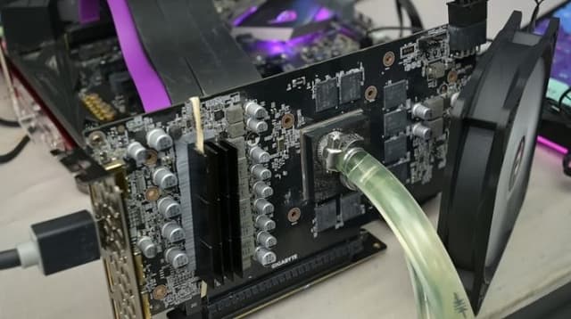 در خانه امتحان نکنید! خنک‌کاری مستقیم RTX 2060 با آب دما را از ۷۰ به ۲۸ درجه رساند