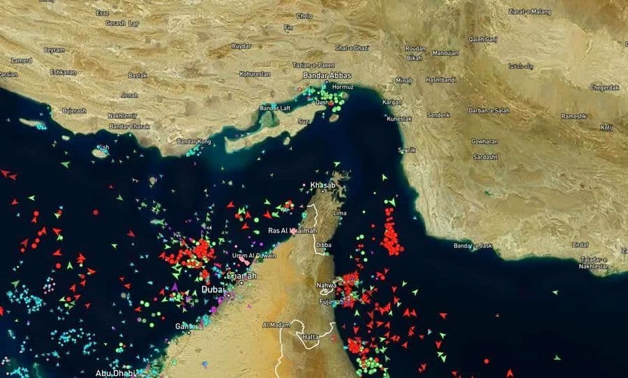 سرگردانی ۱۶۰۰ نفتکش و کشتی در تنگه هرمز