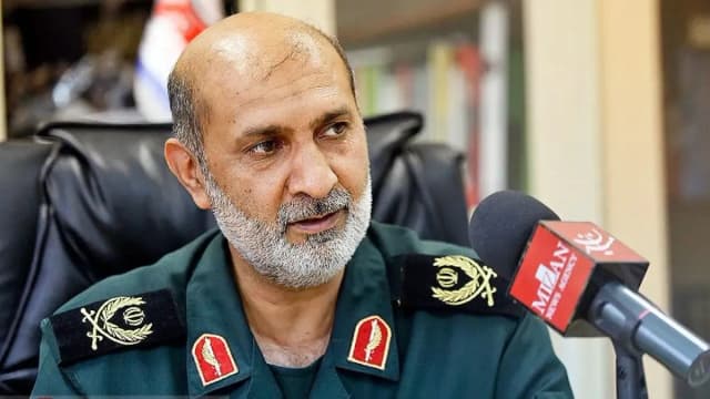 سردار سناییراد: آمریکاییها سرگردان شدهاند و چارهای جز تسلیم ندارند