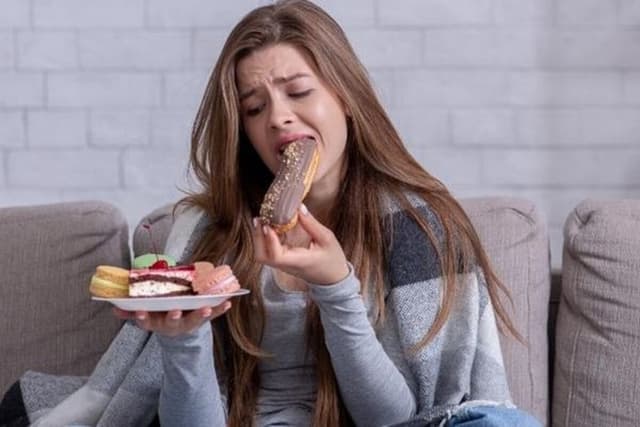چرا استرس باعث پرخوری میشود؟/ غذا یا ابزار بقا؟/ فلسفه «پرخوری عصبی» چیست؟