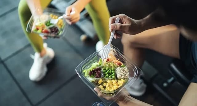 بعد از ورزش چی بخوریم؟ این ۷ خوراکی عضلهساز را جایگزین شیک کنید