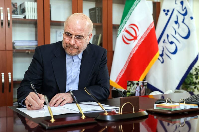 روز معلم، یادآور مقام والای انسانهای فداکار/ مدرسه، سنگر مبارزه برای فردا و معلم، معمار بنیانهای تمدن است