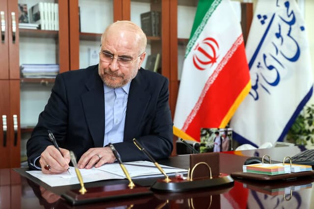 روز معلم، یادآور مقام والای انسانهای فداکار/ مدرسه، سنگر مبارزه برای فردا و معلم، معمار بنیانهای تمدن است