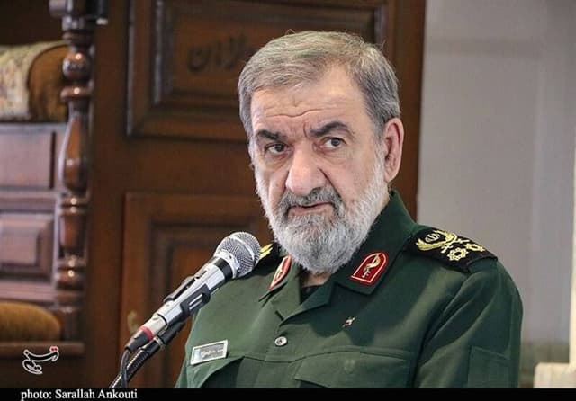 محسن رضایی: آمریکا نمیتواند با یک نمایش از منطقه فرار کند