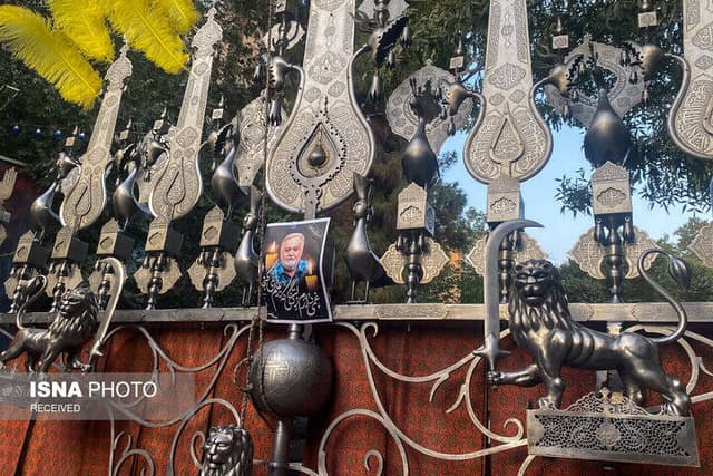 گردهمایی نازی آبادیها برای اکبر عبدی +عکس