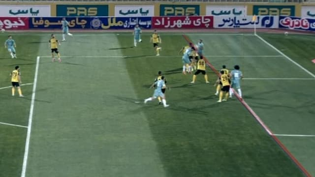 گل اول پیکان به سپاهان پس از بازبینی به دلیل آفساید مردود اعلام شد
