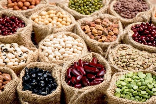 تامین واردات حبوبات از بنادر شمالی/ کمبودی در بازار نداریم