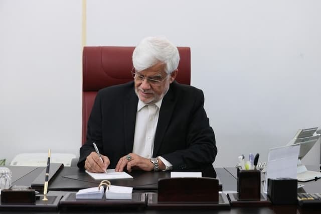 عارف: تعهد دولت، استیفای حق کارگر در میدان و دیپلماسی است