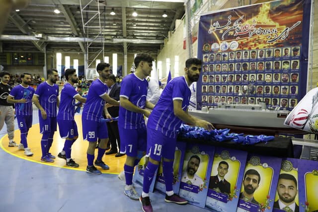 استقلال به احترام قهرمانان واقعی، فوتسال برای ناوشکن دنا