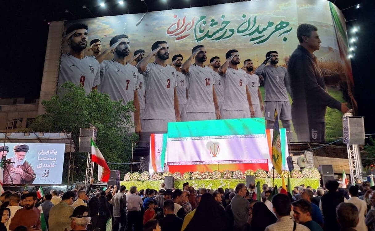 حاشیه بدرقه تیم ملی؛ از تصویر ملیپوشان روی دیوارنگاره میدان انقلاب تا حضور مردم با پرچم
