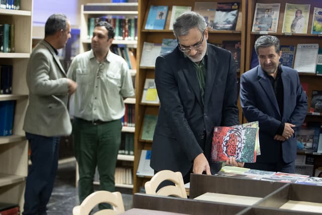 بازدید مدیرعامل ایرنا از کتابخانه مرکزی دانشگاه تهران