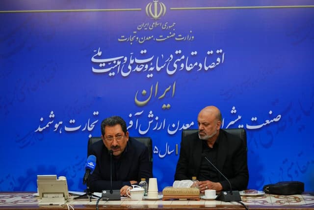 اتابک: واحدهای صنعتی با تکیه بر توان داخلی و فناوری ها نوسازی می شوند