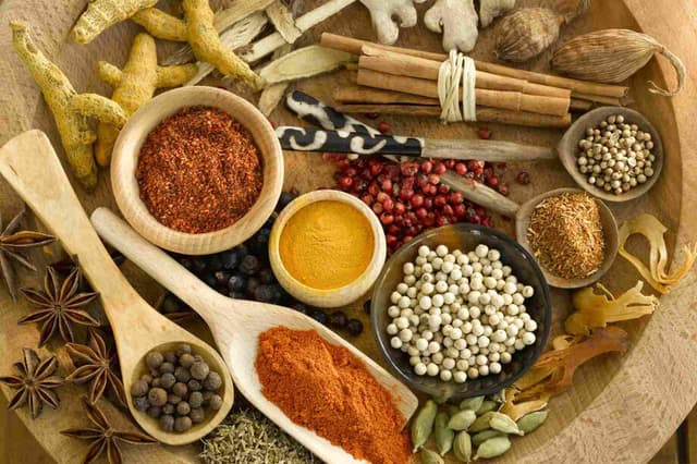 کدام ادویهها سر درد میآورند؟
