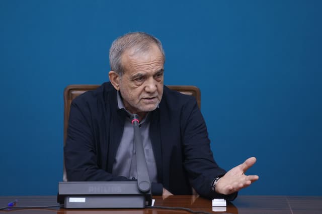 روزنامه جمهوری اسلامی: دو سال جنگ علیه پزشکیان؛ اما او هنوز ایستاده است