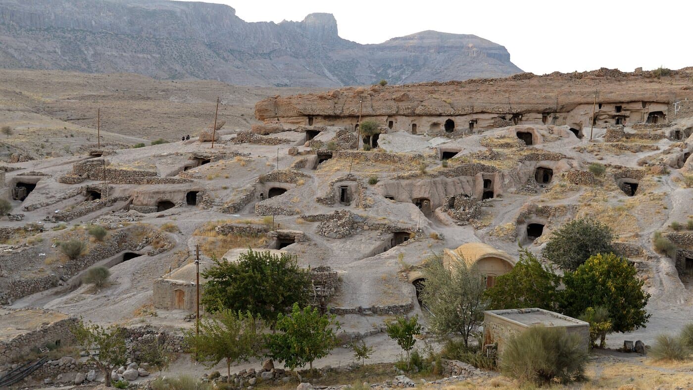 سفر به روستای صخرهای و تاریخی میمند