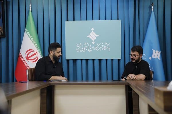 نگاه رهبر شهید باعث شد نماهنگ «پدر امت» شنیده شود/ اجرا در محضر رهبری هم خوشحال کننده و پر استرس بود