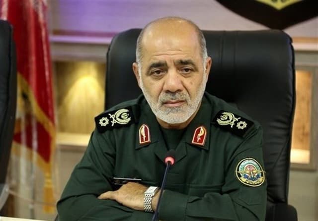 عکسی دیده نشده از فرمانده قرارگاه خاتمالانبیا در کنار رهبر شهید انقلاب