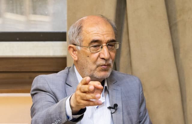 سردار علایی: ۲۷ ناو هواپیمابر ثابت در خلیج فارس حضور دارند/ آمریکا و کشورهای عربی قبل از پیروزی انقلاب برای کم کردن قدرت ایران، برنامه ریزی کردند